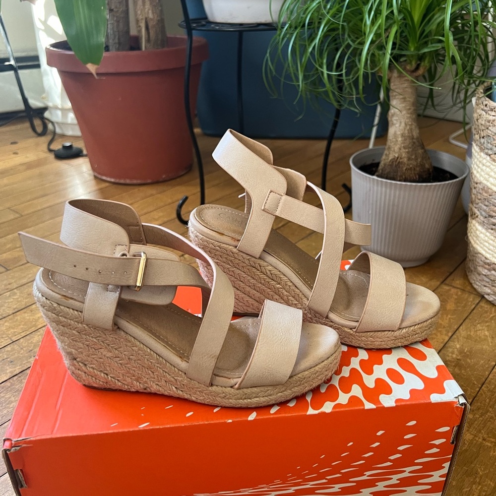Women cream wedge heels